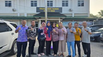 Hakim Pengadilan Negeri (PN) Palembang bersama Panitera berfoto bersama di halaman Gedung Museum Tekstil Palembang, Jumat (24/7/2026