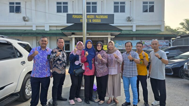Hakim Pengadilan Negeri (PN) Palembang bersama Panitera berfoto bersama di halaman Gedung Museum Tekstil Palembang, Jumat (24/7/2026