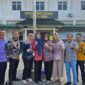 Hakim Pengadilan Negeri (PN) Palembang bersama Panitera berfoto bersama di halaman Gedung Museum Tekstil Palembang, Jumat (24/7/2026