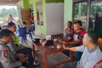 Personel Polsek Buay Madang Timur, Aipda Sahrul Munir dan Aipda Zulkifli, berdialog santai bersama warga saat melaksanakan giat sambang Kamtibmas di sebuah rumah di Desa Sumber Mulyo, Kecamatan Buay Madang Timur, Kabupaten OKU Timur. 