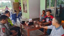 Personel Polsek Buay Madang Timur, Aipda Sahrul Munir dan Aipda Zulkifli, berdialog santai bersama warga saat melaksanakan giat sambang Kamtibmas di sebuah rumah di Desa Sumber Mulyo, Kecamatan Buay Madang Timur, Kabupaten OKU Timur. 
