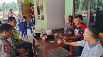 Personel Polsek Buay Madang Timur, Aipda Sahrul Munir dan Aipda Zulkifli, berdialog santai bersama warga saat melaksanakan giat sambang Kamtibmas di sebuah rumah di Desa Sumber Mulyo, Kecamatan Buay Madang Timur, Kabupaten OKU Timur. 