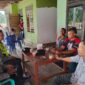Personel Polsek Buay Madang Timur, Aipda Sahrul Munir dan Aipda Zulkifli, berdialog santai bersama warga saat melaksanakan giat sambang Kamtibmas di sebuah rumah di Desa Sumber Mulyo, Kecamatan Buay Madang Timur, Kabupaten OKU Timur. 