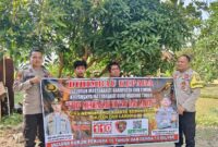 Personel Polsek Buay Madang Timur, Polres OKU Timur, membentangkan spanduk himbauan "Stop Membakar Hutan dan Lahan" bersama warga di Kecamatan Buay Madang Timur, OKU Timur, Sumatera Selatan. 