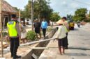 Personel Polsek Buay Madang Timur memantau aktivitas warga sekaligus memberikan himbauan Kamtibmas di Desa Berasan Mulya, Kecamatan Buay Madang Timur, OKU Timur. 