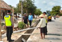 Personel Polsek Buay Madang Timur memantau aktivitas warga sekaligus memberikan himbauan Kamtibmas di Desa Berasan Mulya, Kecamatan Buay Madang Timur, OKU Timur. 