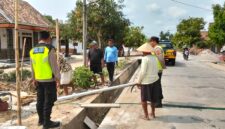 Personel Polsek Buay Madang Timur memantau aktivitas warga sekaligus memberikan himbauan Kamtibmas di Desa Berasan Mulya, Kecamatan Buay Madang Timur, OKU Timur.