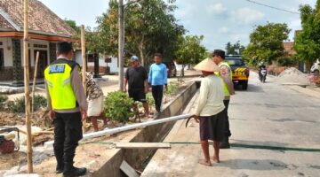 Personel Polsek Buay Madang Timur memantau aktivitas warga sekaligus memberikan himbauan Kamtibmas di Desa Berasan Mulya, Kecamatan Buay Madang Timur, OKU Timur. 