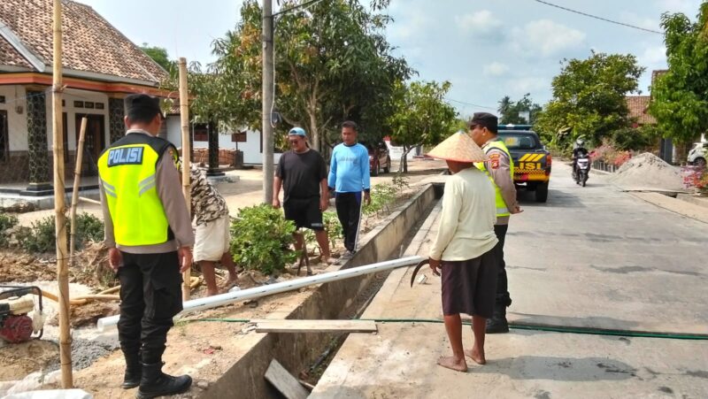 Personel Polsek Buay Madang Timur memantau aktivitas warga sekaligus memberikan himbauan Kamtibmas di Desa Berasan Mulya, Kecamatan Buay Madang Timur, OKU Timur. 