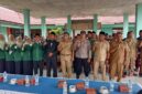 Camat Buay Madang Timur Ramadhan Agusten, Kapolsek Buay Madang Timur IPTU Swisspo, dan Rektor STIT NU Sumber Agung Mudiono, berfoto bersama jajaran dosen, kepala desa, dan perwakilan mahasiswa KKN Angkatan ke-VII di Aula Kecamatan Buay Madang Timur, Kabupaten OKU Timur. 