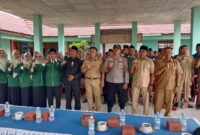Camat Buay Madang Timur Ramadhan Agusten, Kapolsek Buay Madang Timur IPTU Swisspo, dan Rektor STIT NU Sumber Agung Mudiono, berfoto bersama jajaran dosen, kepala desa, dan perwakilan mahasiswa KKN Angkatan ke-VII di Aula Kecamatan Buay Madang Timur, Kabupaten OKU Timur. 