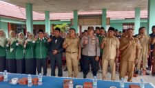 Camat Buay Madang Timur Ramadhan Agusten, Kapolsek Buay Madang Timur IPTU Swisspo, dan Rektor STIT NU Sumber Agung Mudiono, berfoto bersama jajaran dosen, kepala desa, dan perwakilan mahasiswa KKN Angkatan ke-VII di Aula Kecamatan Buay Madang Timur, Kabupaten OKU Timur.