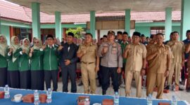 Camat Buay Madang Timur Ramadhan Agusten, Kapolsek Buay Madang Timur IPTU Swisspo, dan Rektor STIT NU Sumber Agung Mudiono, berfoto bersama jajaran dosen, kepala desa, dan perwakilan mahasiswa KKN Angkatan ke-VII di Aula Kecamatan Buay Madang Timur, Kabupaten OKU Timur. 