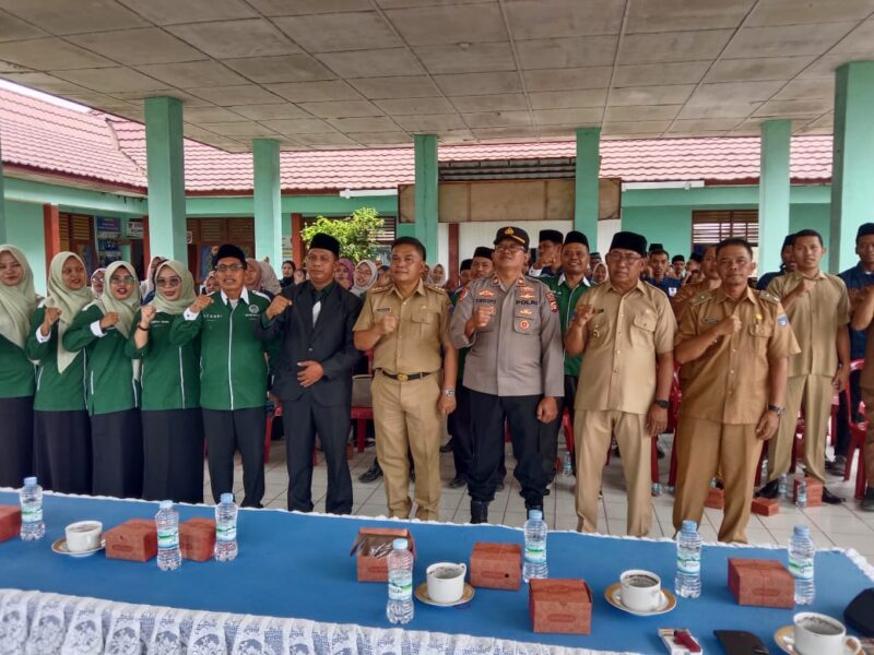 Camat Buay Madang Timur Ramadhan Agusten, Kapolsek Buay Madang Timur IPTU Swisspo, dan Rektor STIT NU Sumber Agung Mudiono, berfoto bersama jajaran dosen, kepala desa, dan perwakilan mahasiswa KKN Angkatan ke-VII di Aula Kecamatan Buay Madang Timur, Kabupaten OKU Timur. 