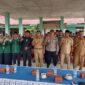 Camat Buay Madang Timur Ramadhan Agusten, Kapolsek Buay Madang Timur IPTU Swisspo, dan Rektor STIT NU Sumber Agung Mudiono, berfoto bersama jajaran dosen, kepala desa, dan perwakilan mahasiswa KKN Angkatan ke-VII di Aula Kecamatan Buay Madang Timur, Kabupaten OKU Timur. 