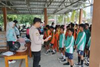 Personel Polsek Buay Madang Timur memberikan pengarahan dan motivasi kepada para siswa peserta turnamen sepak bola anak SD #BMT Cup Tahun 2026 sebelum bertanding di Lapangan Desa Karang Tengah, Kecamatan Buay Madang Timur, Kabupaten OKU Timur. 