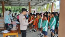 Personel Polsek Buay Madang Timur memberikan pengarahan dan motivasi kepada para siswa peserta turnamen sepak bola anak SD #BMT Cup Tahun 2026 sebelum bertanding di Lapangan Desa Karang Tengah, Kecamatan Buay Madang Timur, Kabupaten OKU Timur. 