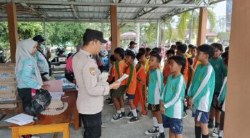 Personel Polsek Buay Madang Timur memberikan pengarahan dan motivasi kepada para siswa peserta turnamen sepak bola anak SD #BMT Cup Tahun 2026 sebelum bertanding di Lapangan Desa Karang Tengah, Kecamatan Buay Madang Timur, Kabupaten OKU Timur. 