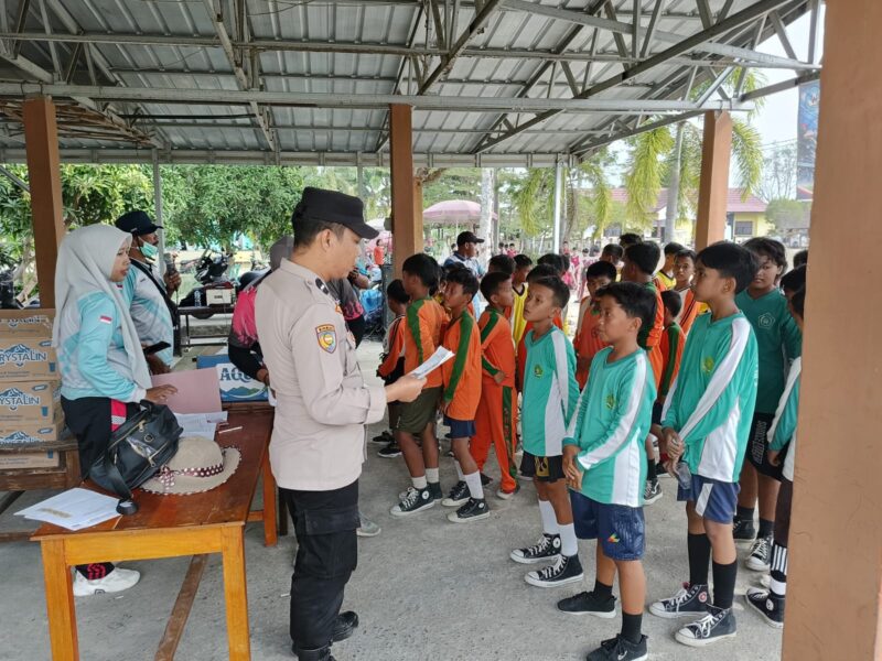 Personel Polsek Buay Madang Timur memberikan pengarahan dan motivasi kepada para siswa peserta turnamen sepak bola anak SD #BMT Cup Tahun 2026 sebelum bertanding di Lapangan Desa Karang Tengah, Kecamatan Buay Madang Timur, Kabupaten OKU Timur. 