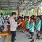 Personel Polsek Buay Madang Timur memberikan pengarahan dan motivasi kepada para siswa peserta turnamen sepak bola anak SD #BMT Cup Tahun 2026 sebelum bertanding di Lapangan Desa Karang Tengah, Kecamatan Buay Madang Timur, Kabupaten OKU Timur. 