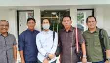 kuasa hukum penggugat, Herry Suyatno SH MH didampingi Bustanul Fahmi, SH, MH saat di demui di PN Palembang, Senin (27/7/2026)