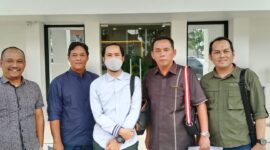 kuasa hukum penggugat, Herry Suyatno SH MH didampingi Bustanul Fahmi, SH, MH saat di demui di PN Palembang, Senin (27/7/2026)