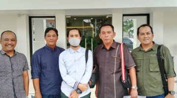 kuasa hukum penggugat, Herry Suyatno SH MH didampingi Bustanul Fahmi, SH, MH saat di demui di PN Palembang, Senin (27/7/2026)