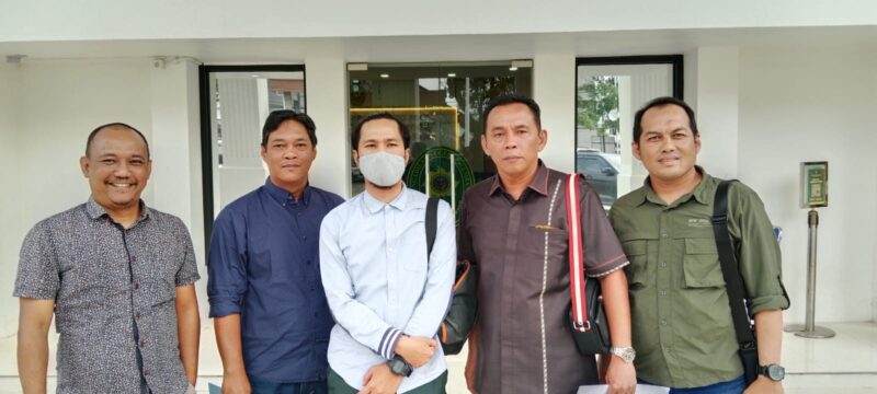 kuasa hukum penggugat, Herry Suyatno SH MH didampingi Bustanul Fahmi, SH, MH saat di demui di PN Palembang, Senin (27/7/2026)
