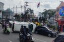 CR-V Terguling Usai Tabrak Dua Mobil Parkir di Depan Kejari Palembang, Sopir Diduga Hilang Kendali