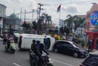 CR-V Terguling Usai Tabrak Dua Mobil Parkir di Depan Kejari Palembang, Sopir Diduga Hilang Kendali