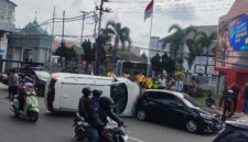 CR-V Terguling Usai Tabrak Dua Mobil Parkir di Depan Kejari Palembang, Sopir Diduga Hilang Kendali
