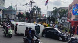 CR-V Terguling Usai Tabrak Dua Mobil Parkir di Depan Kejari Palembang, Sopir Diduga Hilang Kendali