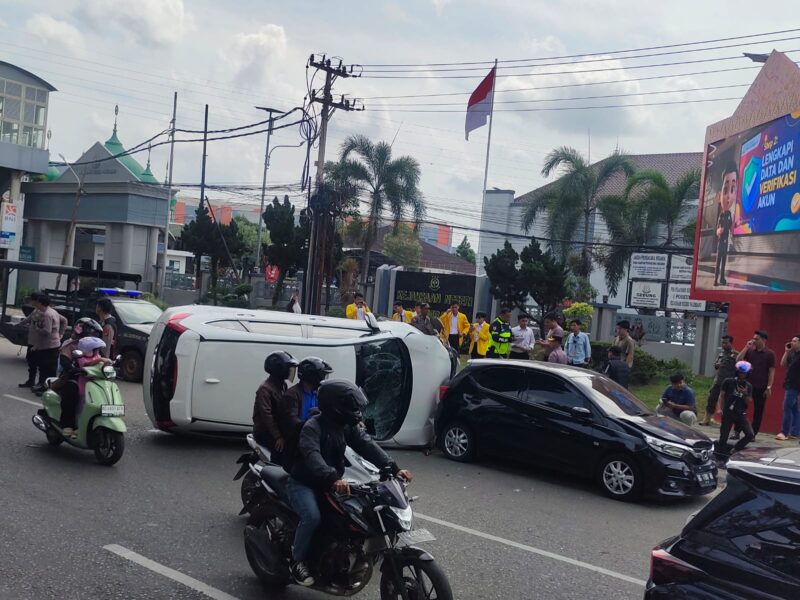 CR-V Terguling Usai Tabrak Dua Mobil Parkir di Depan Kejari Palembang, Sopir Diduga Hilang Kendali