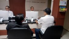 Foto :  korban Baju Putih didampingi kuasa hukumnya