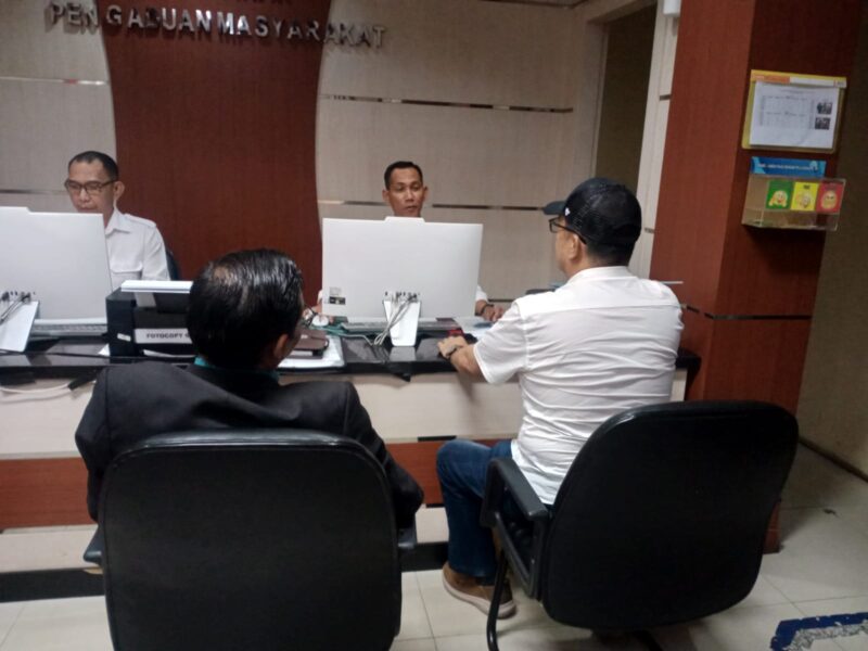 Foto :  korban Baju Putih didampingi kuasa hukumnya