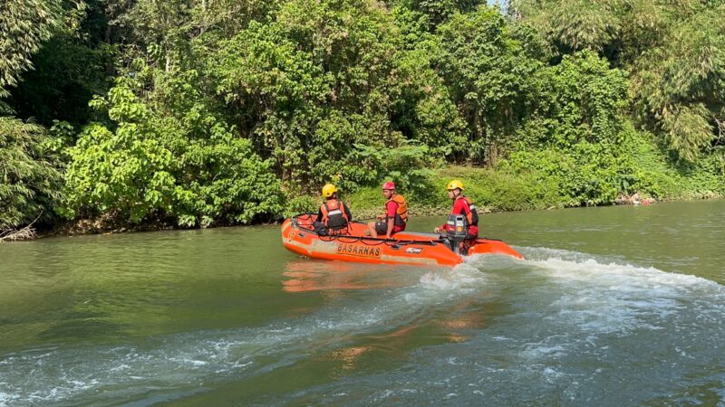 Tim SAR Gabungan lakukan pencarian terhadap korban. Foto: Basarnas Palembang.