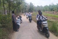 Kapolsek Buay Madang Timur Iptu Swisspo, memantau langsung arus lalu lintas siswa yang pulang sekolah saat menggelar patroli hunting antisipasi kejahatan jalanan 3C di salah satu jalur rawan Kabupaten OKU Timur. 