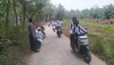 Kapolsek Buay Madang Timur Iptu Swisspo, memantau langsung arus lalu lintas siswa yang pulang sekolah saat menggelar patroli hunting antisipasi kejahatan jalanan 3C di salah satu jalur rawan Kabupaten OKU Timur. 