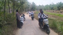 Kapolsek Buay Madang Timur Iptu Swisspo, memantau langsung arus lalu lintas siswa yang pulang sekolah saat menggelar patroli hunting antisipasi kejahatan jalanan 3C di salah satu jalur rawan Kabupaten OKU Timur. 