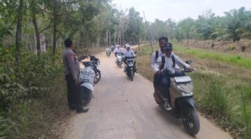 Kapolsek Buay Madang Timur Iptu Swisspo, memantau langsung arus lalu lintas siswa yang pulang sekolah saat menggelar patroli hunting antisipasi kejahatan jalanan 3C di salah satu jalur rawan Kabupaten OKU Timur. 