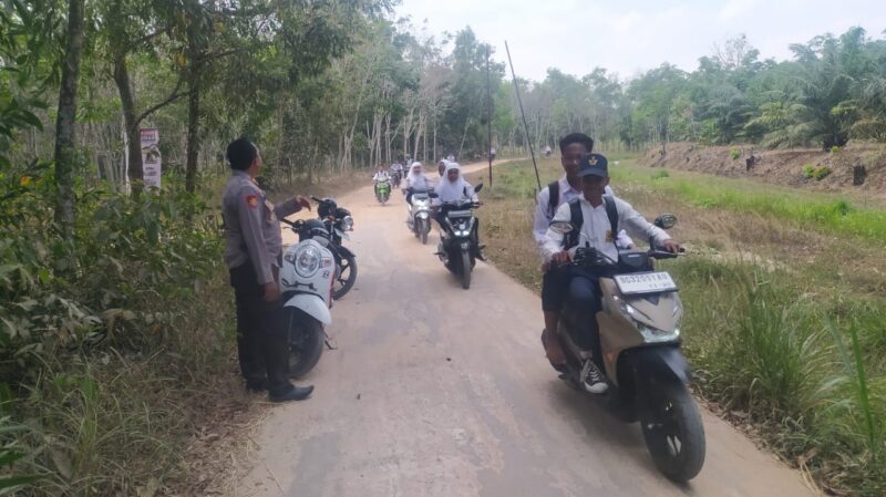 Kapolsek Buay Madang Timur Iptu Swisspo, memantau langsung arus lalu lintas siswa yang pulang sekolah saat menggelar patroli hunting antisipasi kejahatan jalanan 3C di salah satu jalur rawan Kabupaten OKU Timur. 