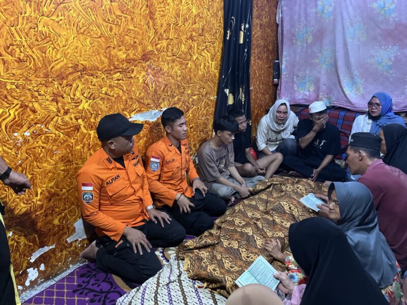 Korban dibawa ke rumah duka. Foto: Basarnas Palembang.