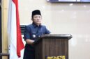 Bupati OKU Timur Lanosin, menyampaikan jawaban pemerintah terhadap pemandangan umum fraksi-fraksi DPRD atas Raperda Pertanggungjawaban Pelaksanaan APBD TA 2025 di Ruang Rapat Paripurna DPRD OKU Timur. 