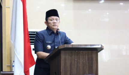 Bupati OKU Timur Lanosin, menyampaikan jawaban pemerintah terhadap pemandangan umum fraksi-fraksi DPRD atas Raperda Pertanggungjawaban Pelaksanaan APBD TA 2025 di Ruang Rapat Paripurna DPRD OKU Timur.