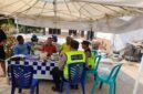 Personel Polsek Buay Madang Timur, Aiptu M Ali Amin dan Aipda Khoirul Alkaf, berdialog dengan warga saat menggelar giat silaturahmi dan sambang kamtibmas di Desa Berasan Mulya, Kecamatan Buay Madang Timur, Kabupaten OKU Timur. 