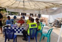 Personel Polsek Buay Madang Timur, Aiptu M Ali Amin dan Aipda Khoirul Alkaf, berdialog dengan warga saat menggelar giat silaturahmi dan sambang kamtibmas di Desa Berasan Mulya, Kecamatan Buay Madang Timur, Kabupaten OKU Timur. 