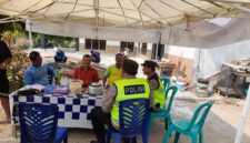 Personel Polsek Buay Madang Timur, Aiptu M Ali Amin dan Aipda Khoirul Alkaf, berdialog dengan warga saat menggelar giat silaturahmi dan sambang kamtibmas di Desa Berasan Mulya, Kecamatan Buay Madang Timur, Kabupaten OKU Timur. 