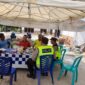 Personel Polsek Buay Madang Timur, Aiptu M Ali Amin dan Aipda Khoirul Alkaf, berdialog dengan warga saat menggelar giat silaturahmi dan sambang kamtibmas di Desa Berasan Mulya, Kecamatan Buay Madang Timur, Kabupaten OKU Timur. 