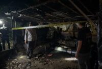 Petugas saat melakukan pembongkaran di dua lokasi penyulingan minyak ilegal di Muba. Foto: dokumen polisi.