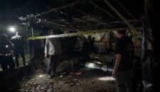 Petugas saat melakukan pembongkaran di dua lokasi penyulingan minyak ilegal di Muba. Foto: dokumen polisi.